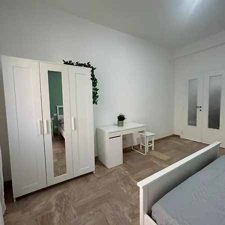 Apartment A & F Rom