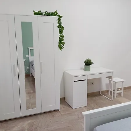 Apartment A & F Rom